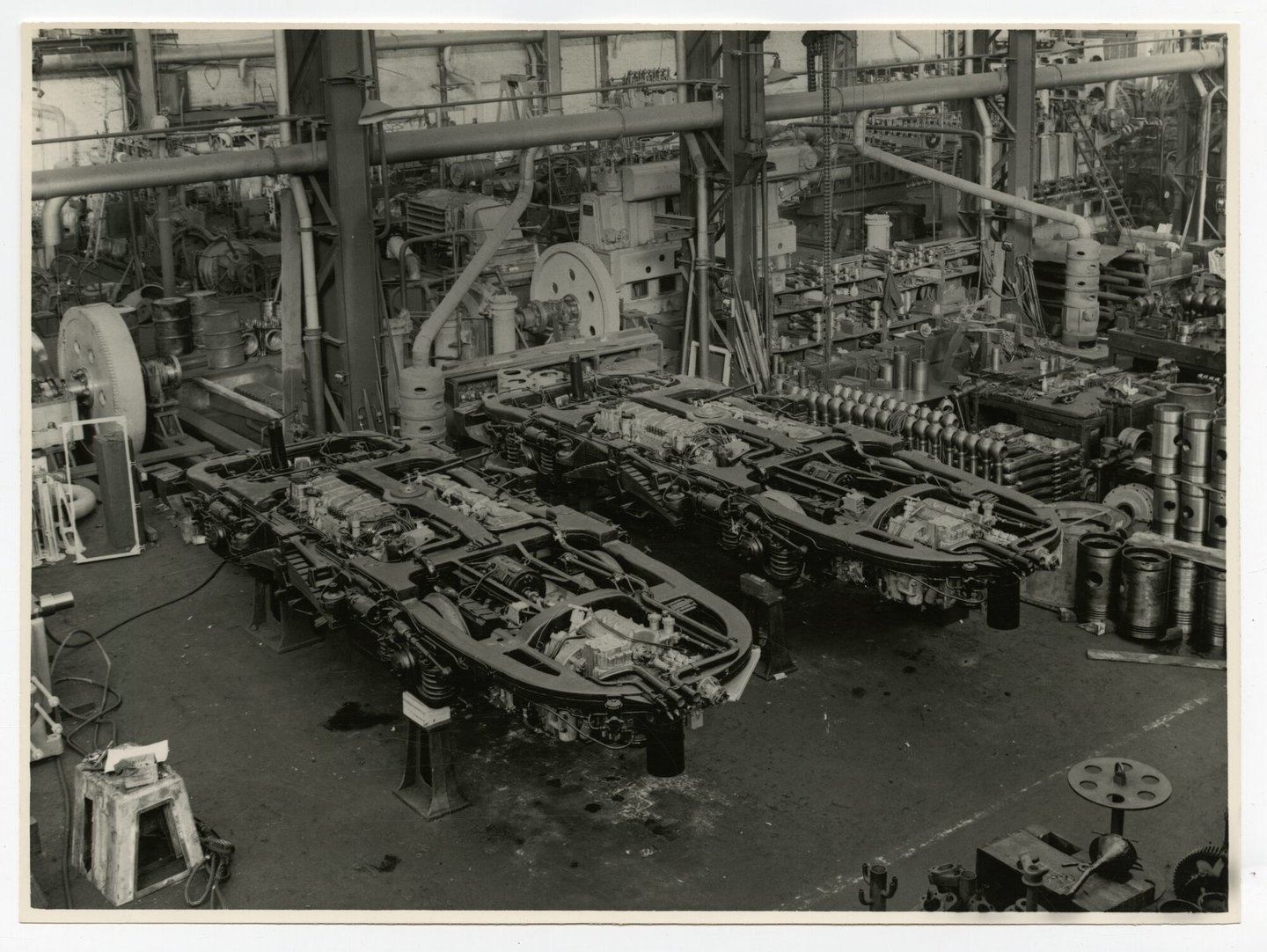 Assemblage van dieselelektrische locomotief in een montagehal van machinebouwer SEM-Carels in Gent