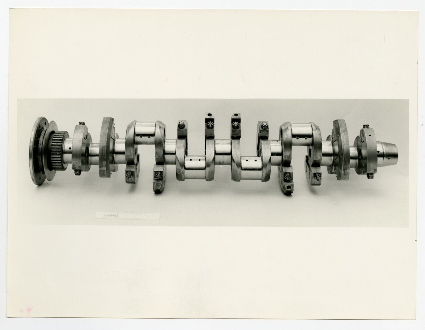 Krukas van industriële tractie dieselmotor in een montagehal van machinebouwer ACEC-Carels in Gent