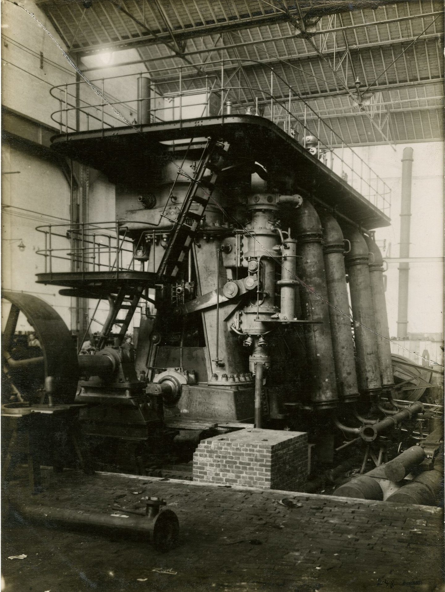 Assemblage van industriële dieselmotor in een montagehal van machinebouwer SEM-Carels in Gent