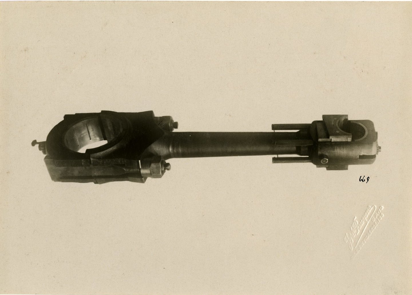 Publicatiebeeld met drijfstang voor dieselmotor geproduceerd door Carels-Ingersoll Rand in Gent