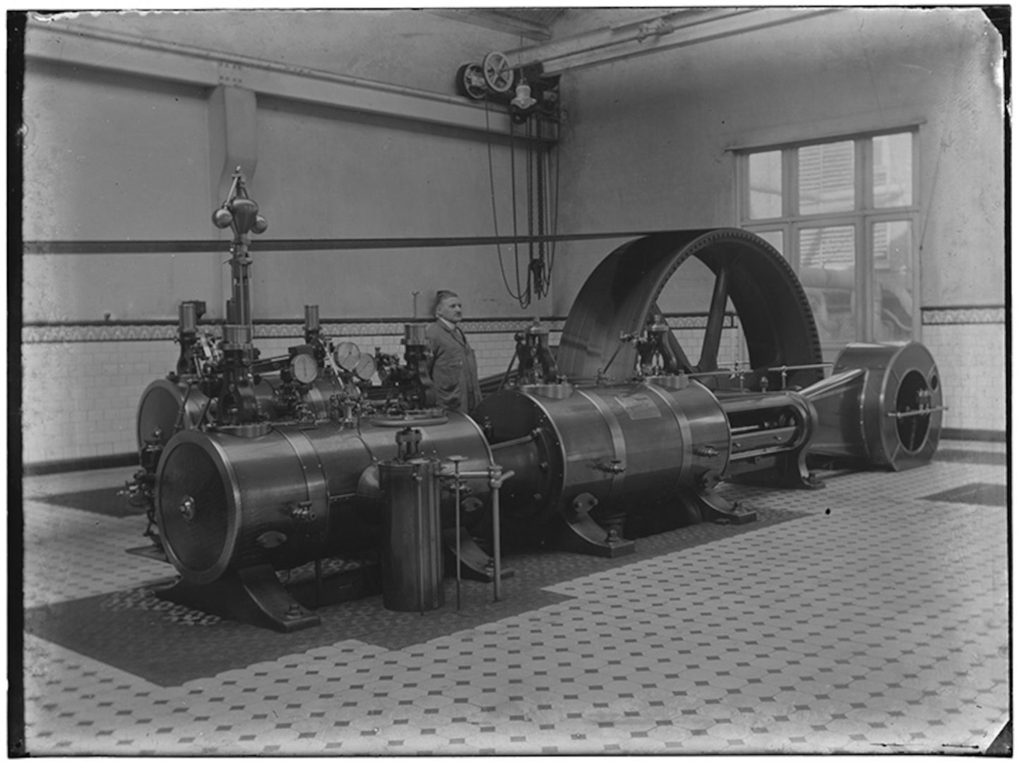 Machinezaal met stoommachine in textielfabriek Alsberge-Van Oost in Gent