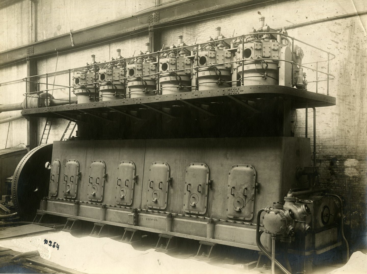 Assemblage van industriële dieselmotor in een montagehal van machinebouwer SEM-Carels in Gent