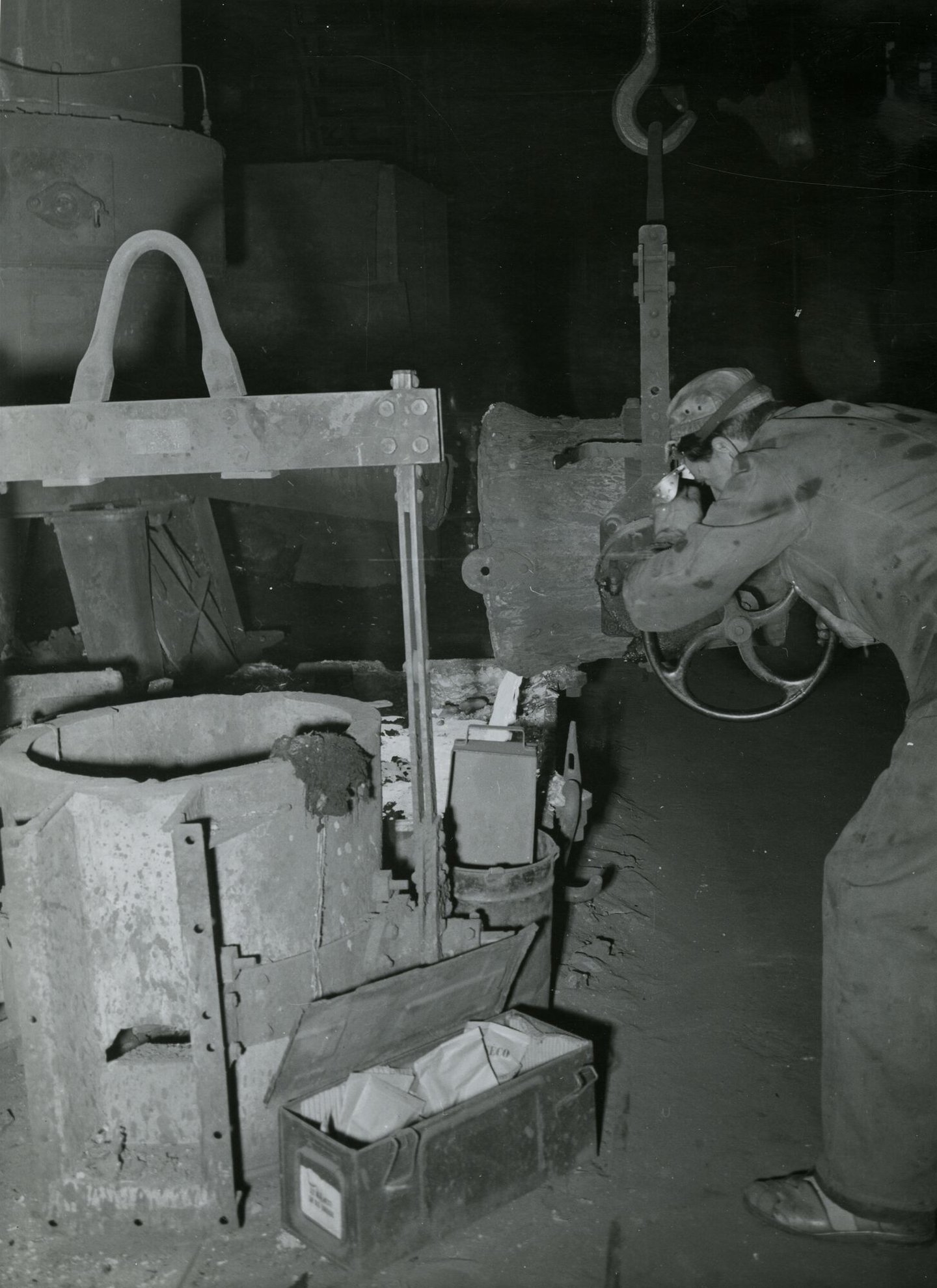 Arbeider in de metaalgieterij van machinebouwer SEM-Carels in Gent