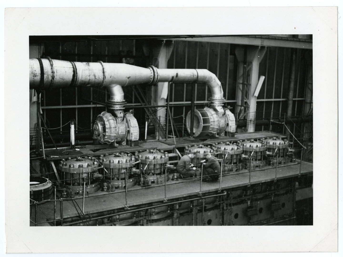 Assemblage van scheepsdiesel in een montagehal van machinebouwer SEM-MAN in Gent