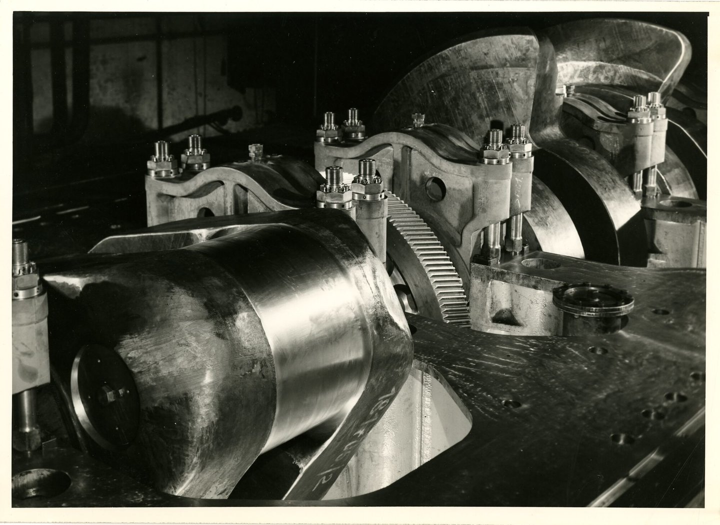 Detail krukas van scheepsdiesel in een montagehal van machinebouwer ACEC-MAN in Gent