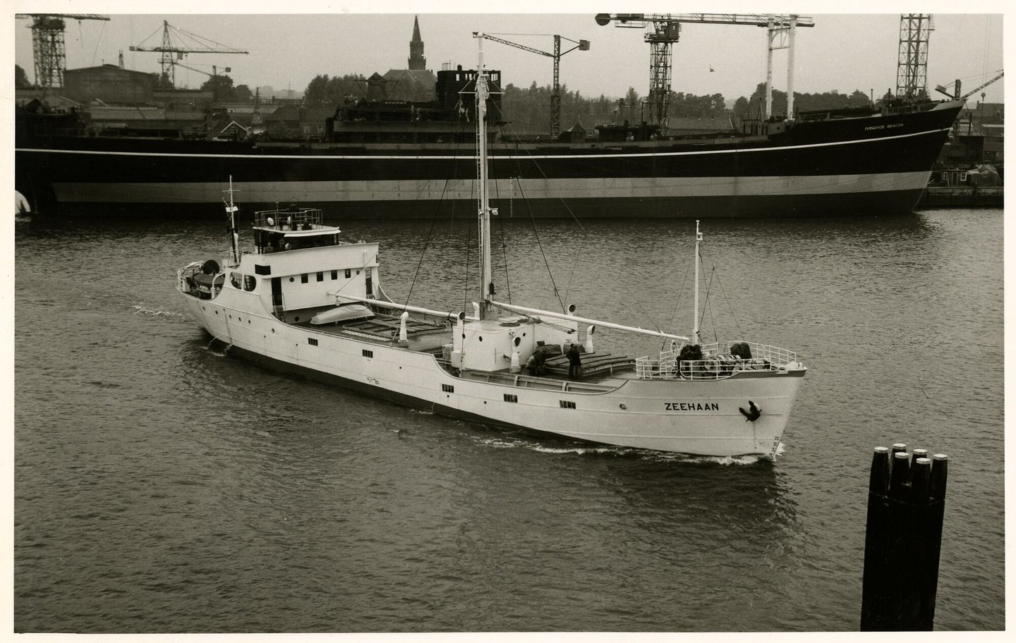 Vrachtschip Zeehaan in een havendok