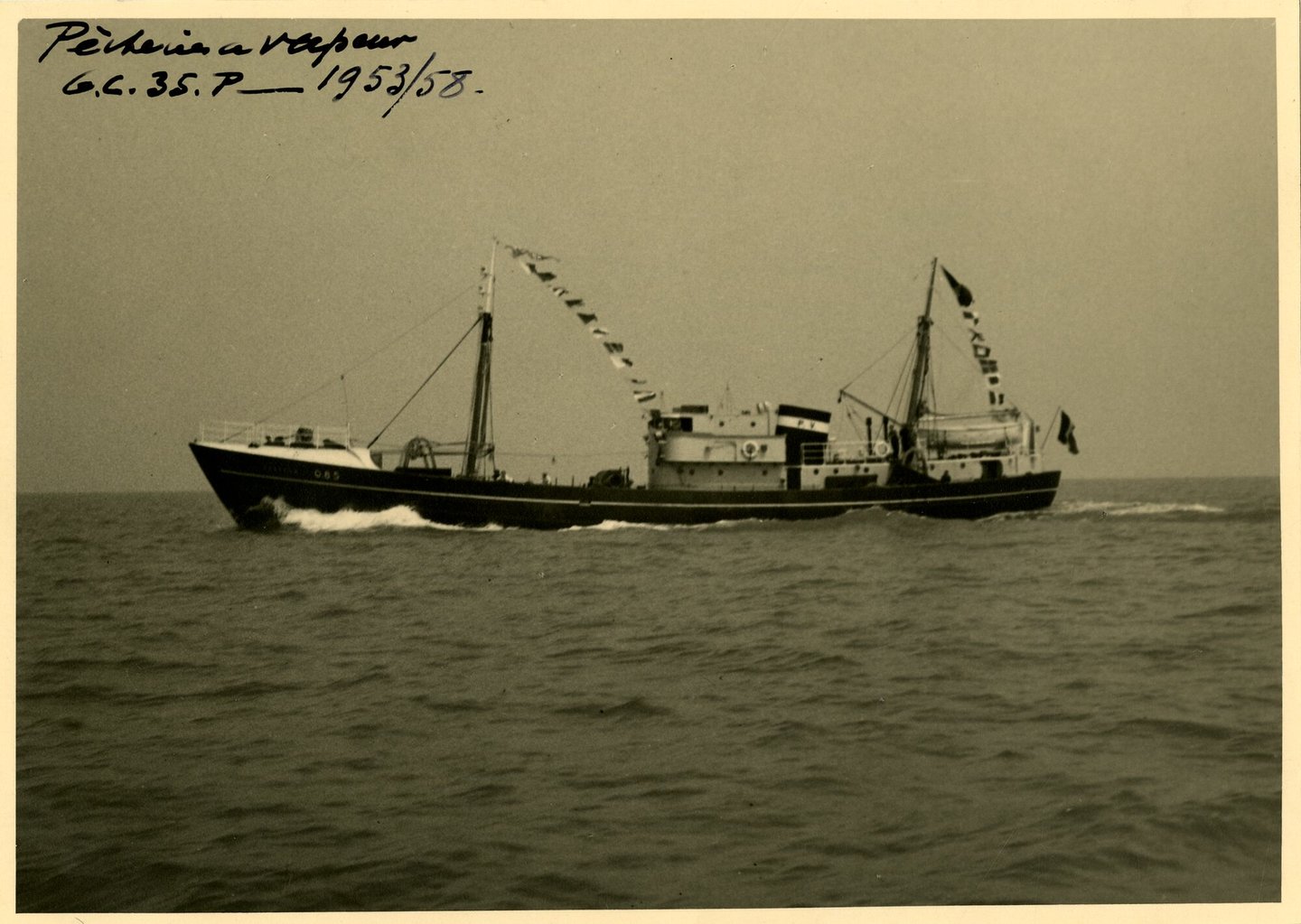 Vissersboot O.85 Pasteur tijdens de vaart