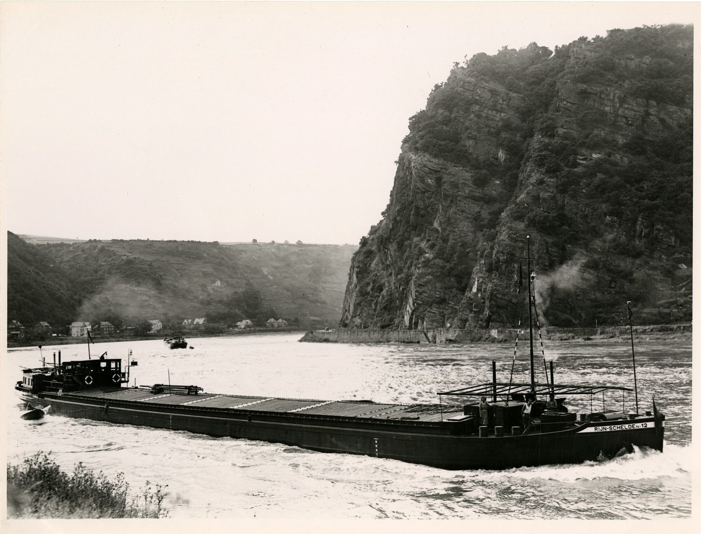 Binnenvaartschip Rijn-Schelde 12 tijdens de vaart op de Rijn ter hoogte van de Loreley