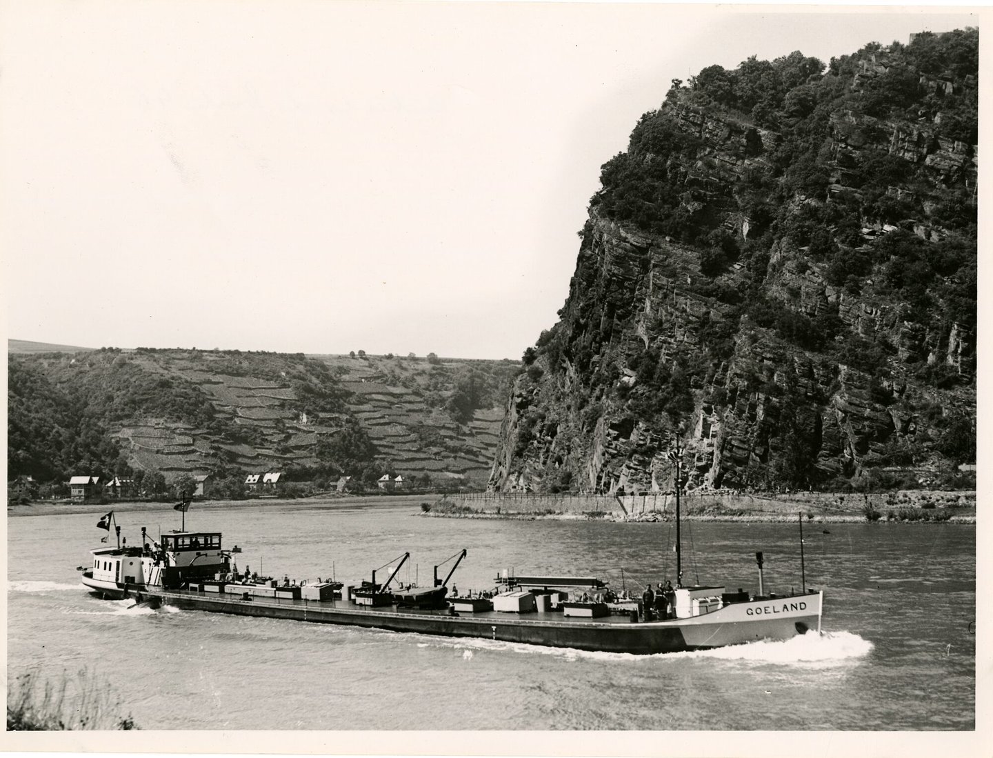 Binnenvaartschip Rijn-Schelde 15 tijdens de vaart op de Rijn ter hoogte van de Loreley
