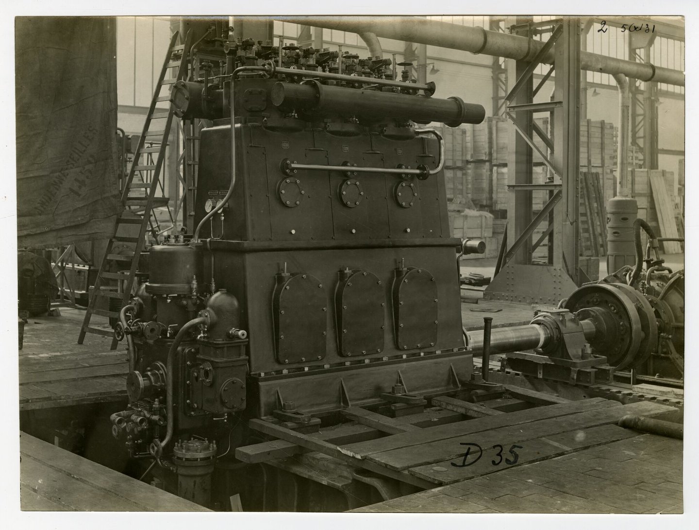 Assemblage van industriële dieselmotor in een montagehal van machinebouwer SEM-Carels in Gent