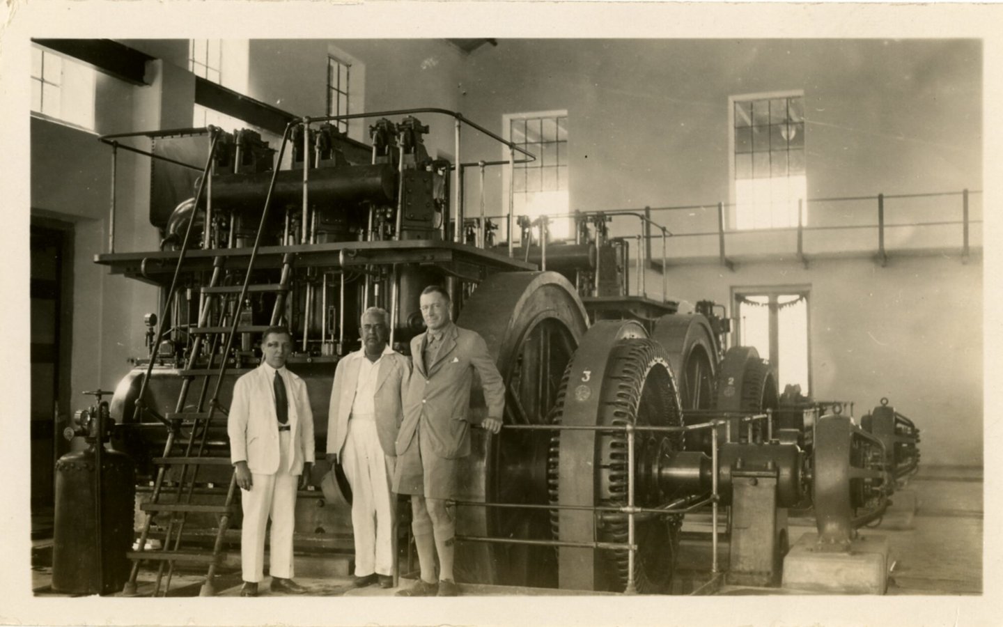 Machinezaal met dieselaggregaten van elektriciteitscentrale in Gunthur (India)