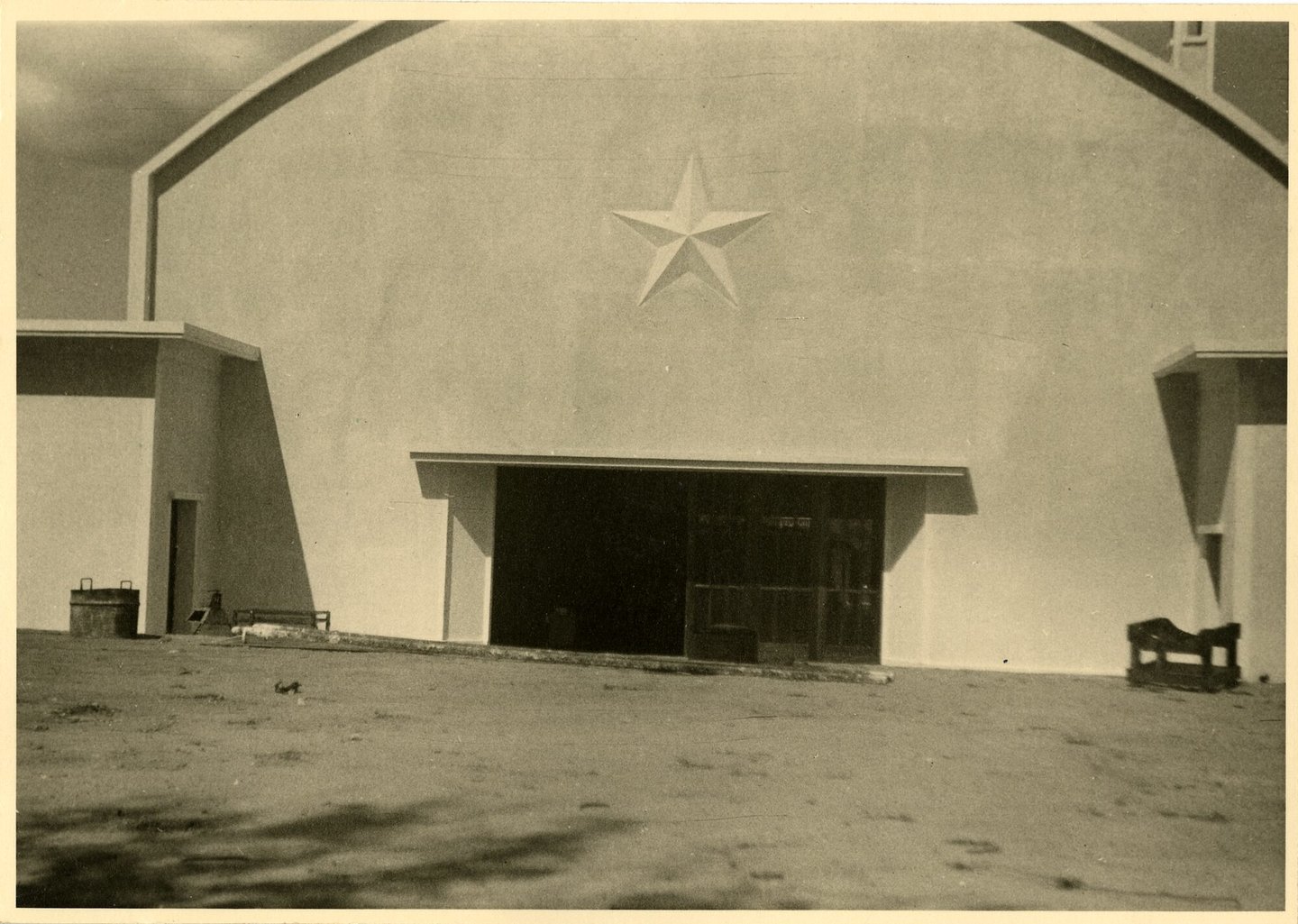 Gebouw met machinezaal van elektriciteitscentrale in Boma (Congo)