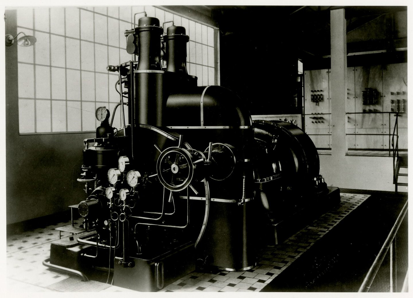 Machinezaal met turbogenerator van elektriciteitscentrale kunstzijdefabriek La Séta in Écaussinnes-d'Enghien