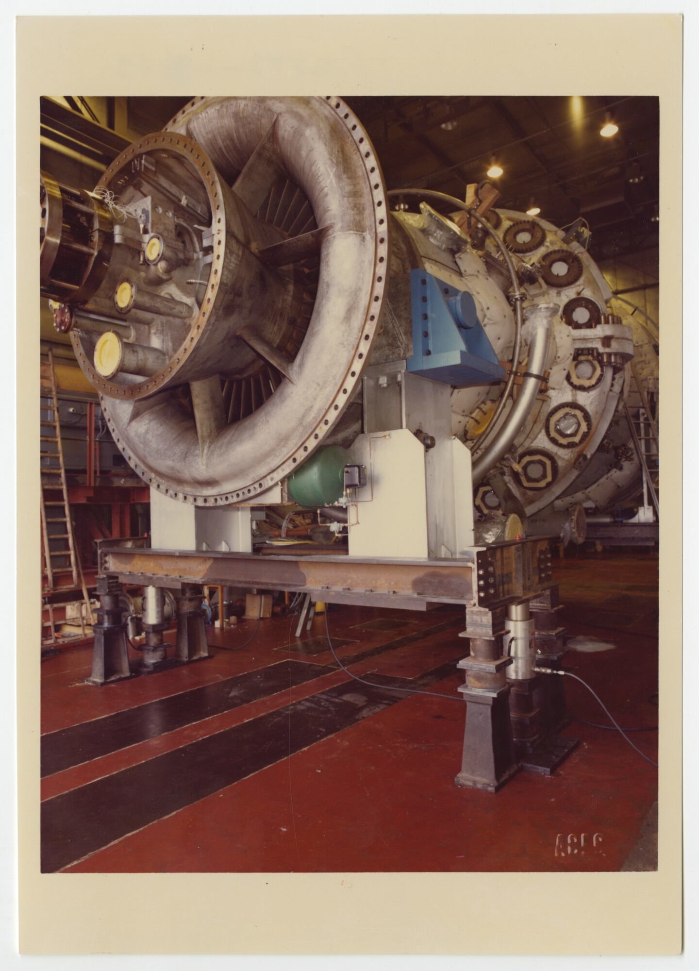 Assemblage van gasturbine in een montagehal van machinebouwer ACEC-Westinghouse in Gent