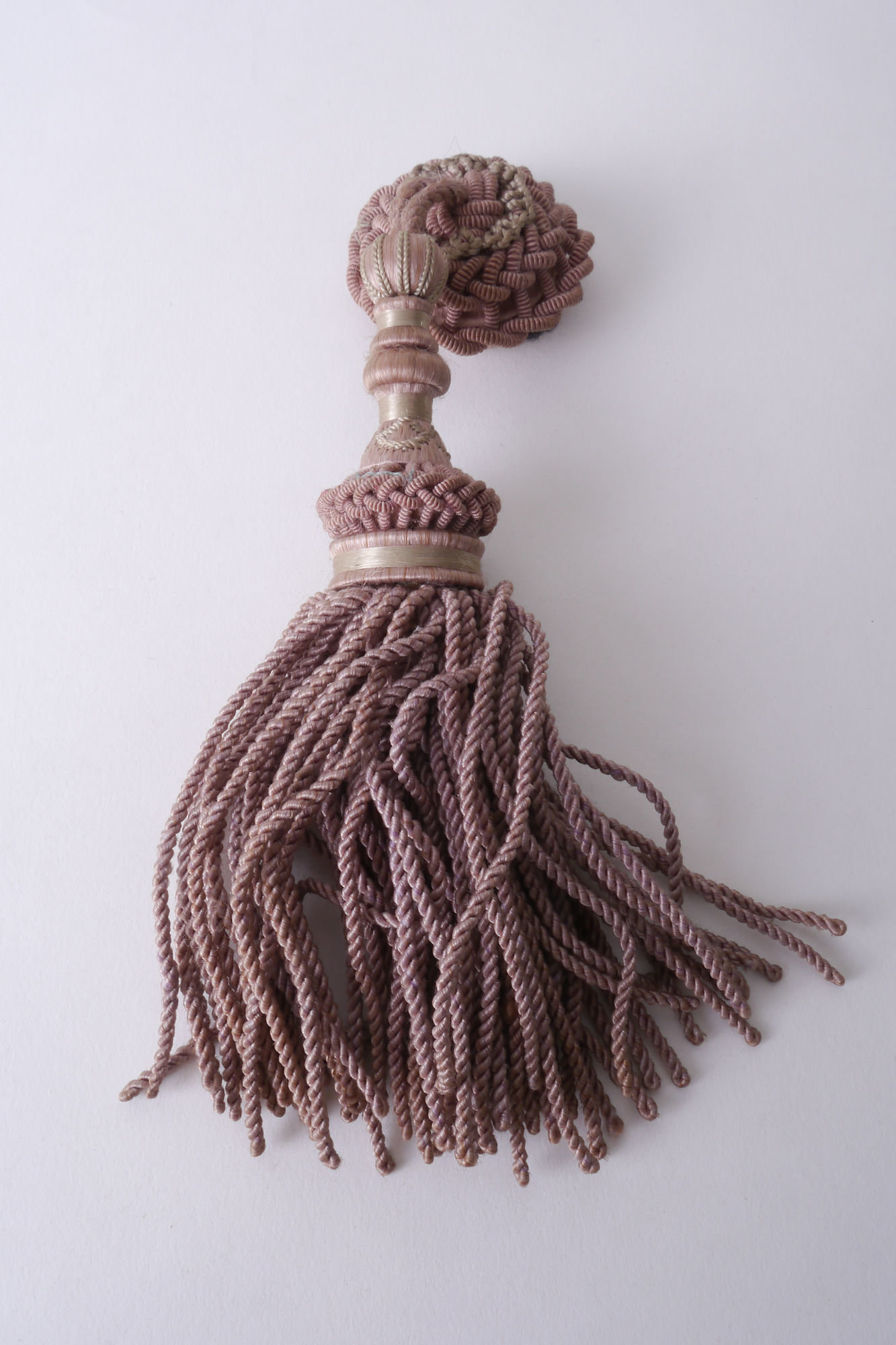 Macaron of rozet met kwast als onderdeel voor het vervaardigen van passement