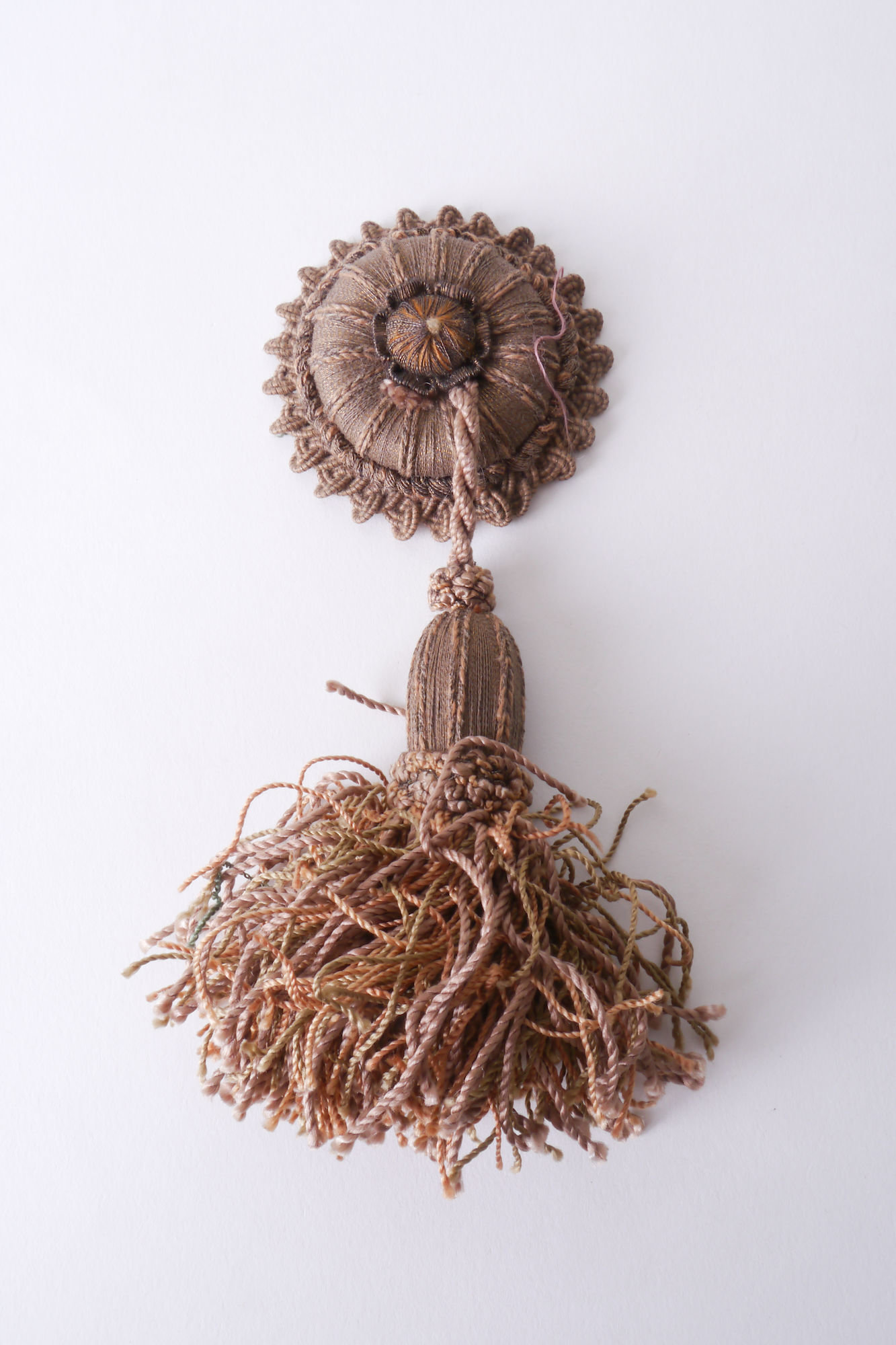 Macaron of rozet met kwast als onderdeel voor het vervaardigen van passement