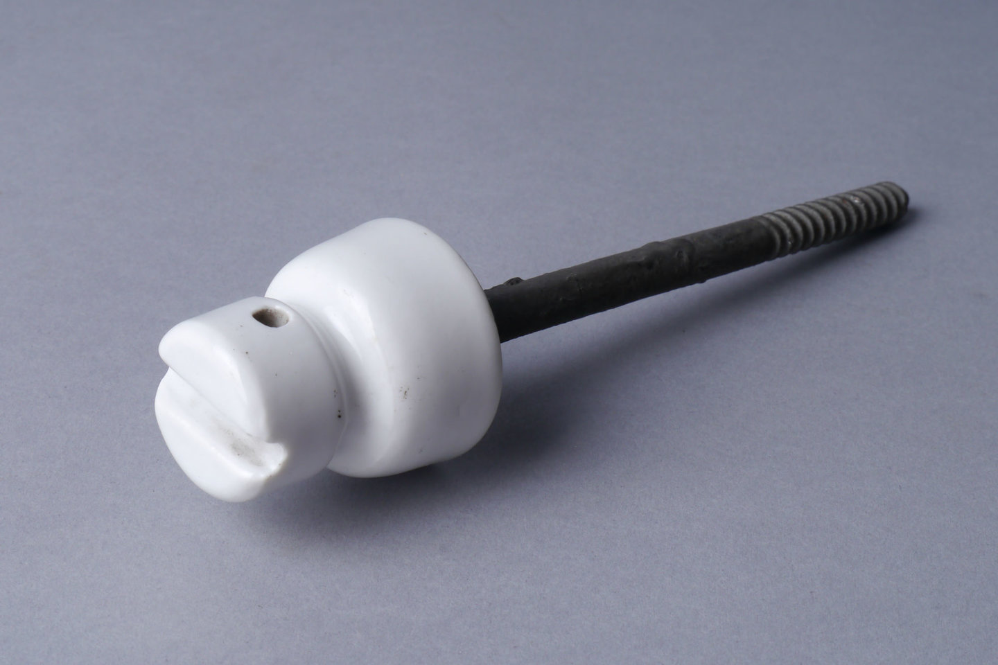 Isolator in witte porselein voor elektrische bekabeling