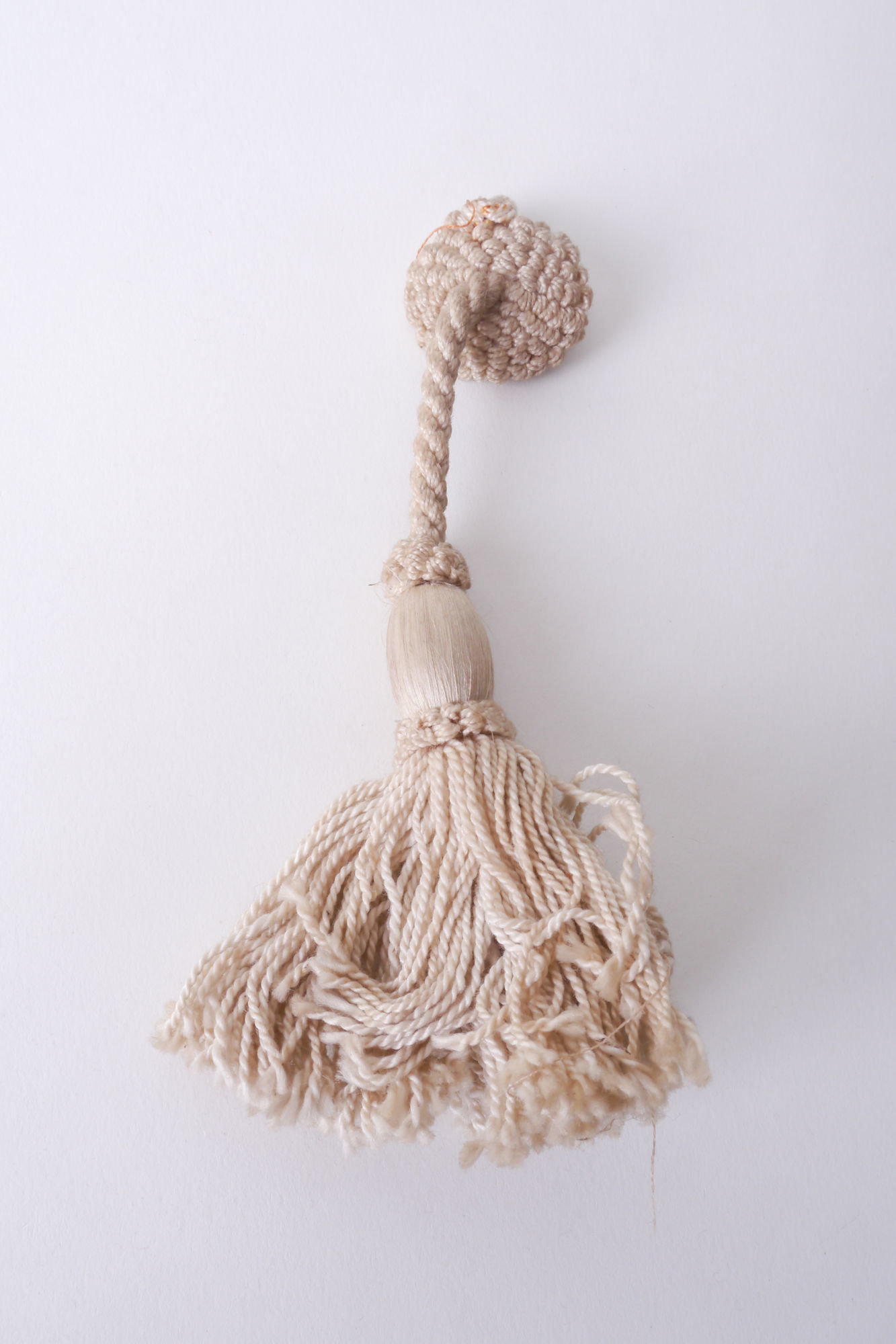 Macaron of rozet met kwast als onderdeel voor het vervaardigen van passement