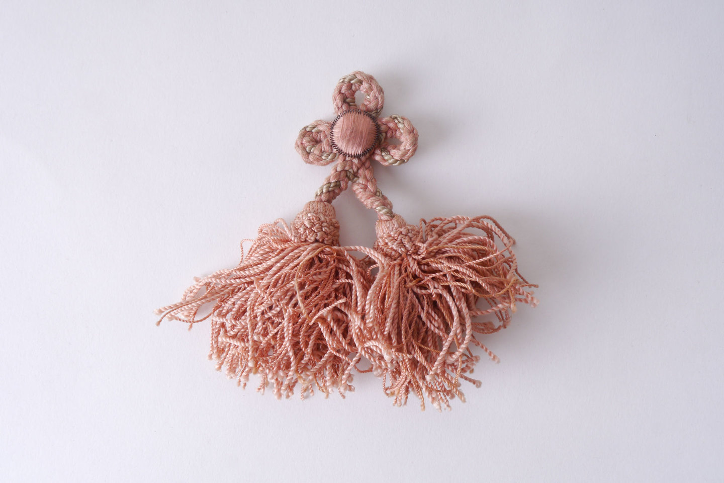 Macaron of rozet met 2 kwasten als onderdeel voor het vervaardigen van passement