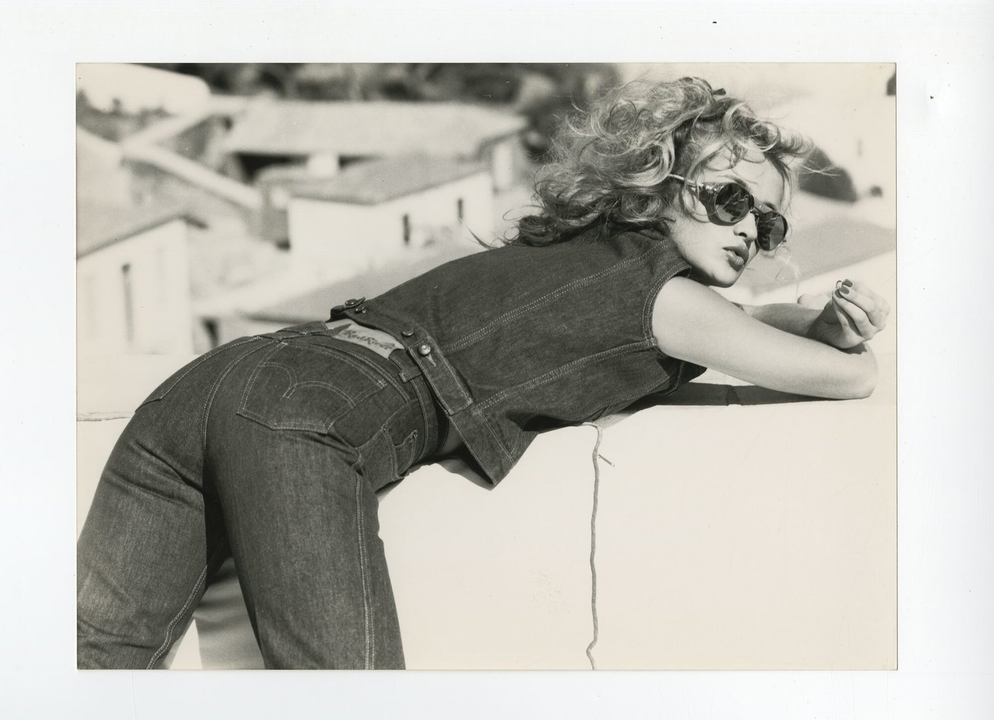 Publiciteitsfoto voor een jeanspak voor dames van het merk Red River