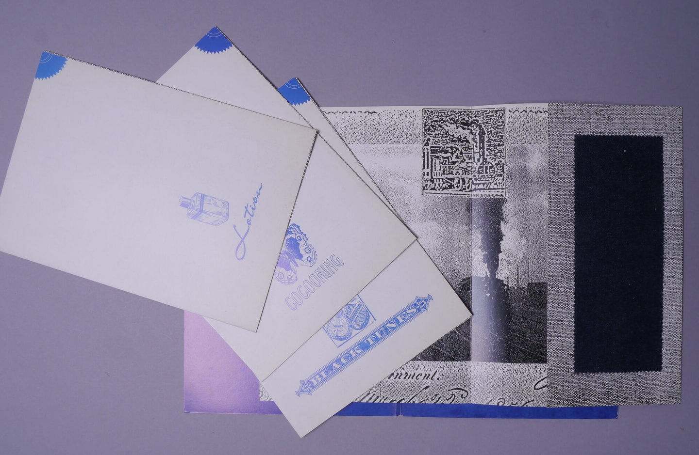 Kaart met textielstalen geproduceerd door UCO Sportswear in Gent