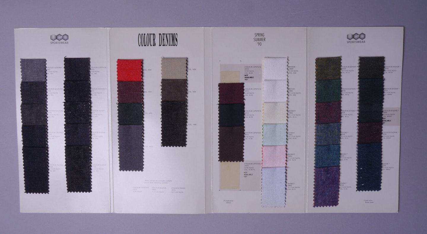 Kaart met textielstalen geproduceerd door UCO Sportswear in Gent