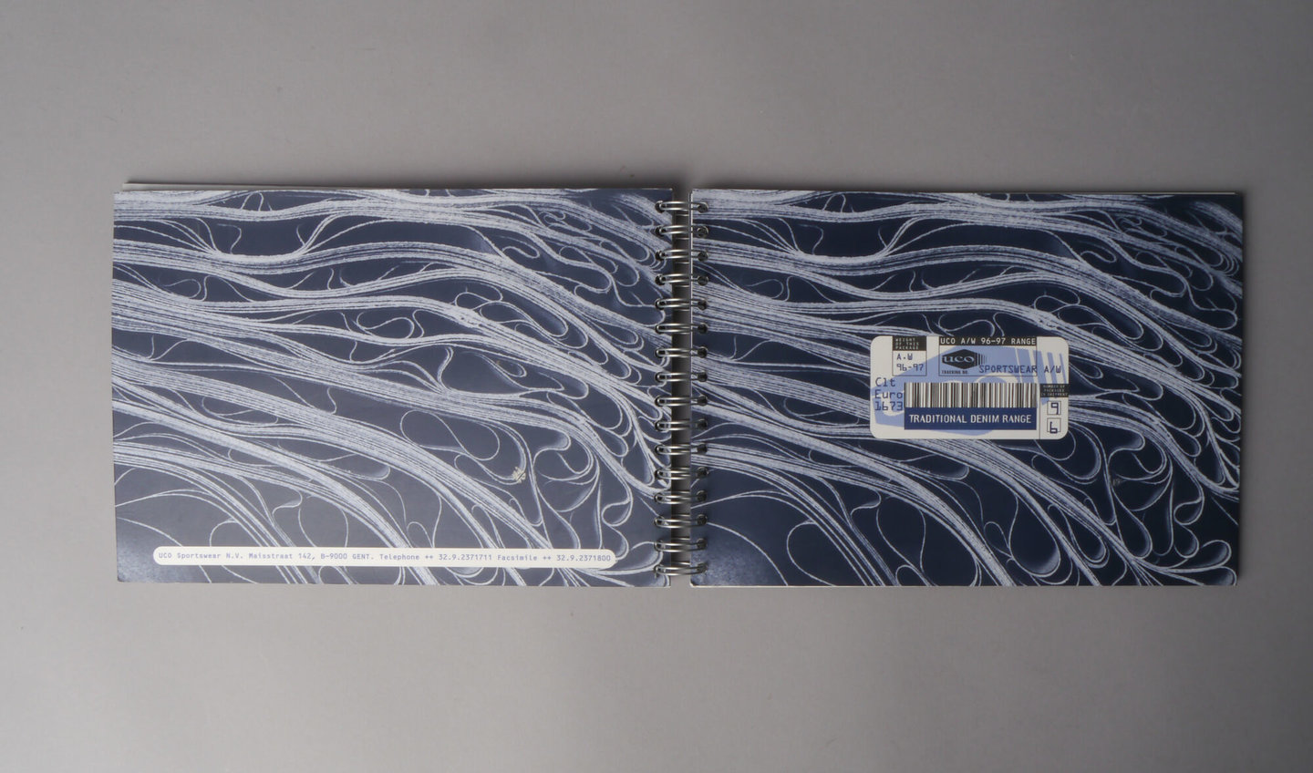 Set boeken met textielstalen geproduceerd door UCO Sportswear in Gent