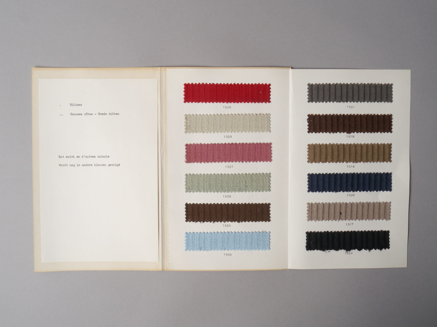 Kaart met textielstalen geproduceerd door UCO Sportswear in Gent