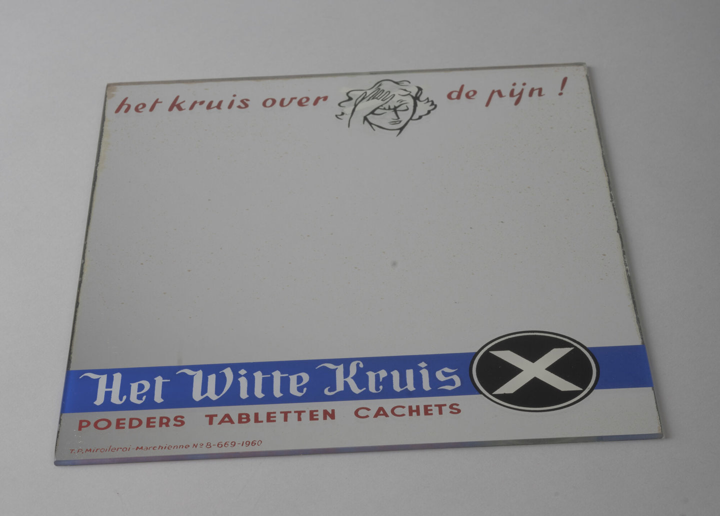 Spiegel met reclame voor pijnstiller van het merk Het Witte Kruis