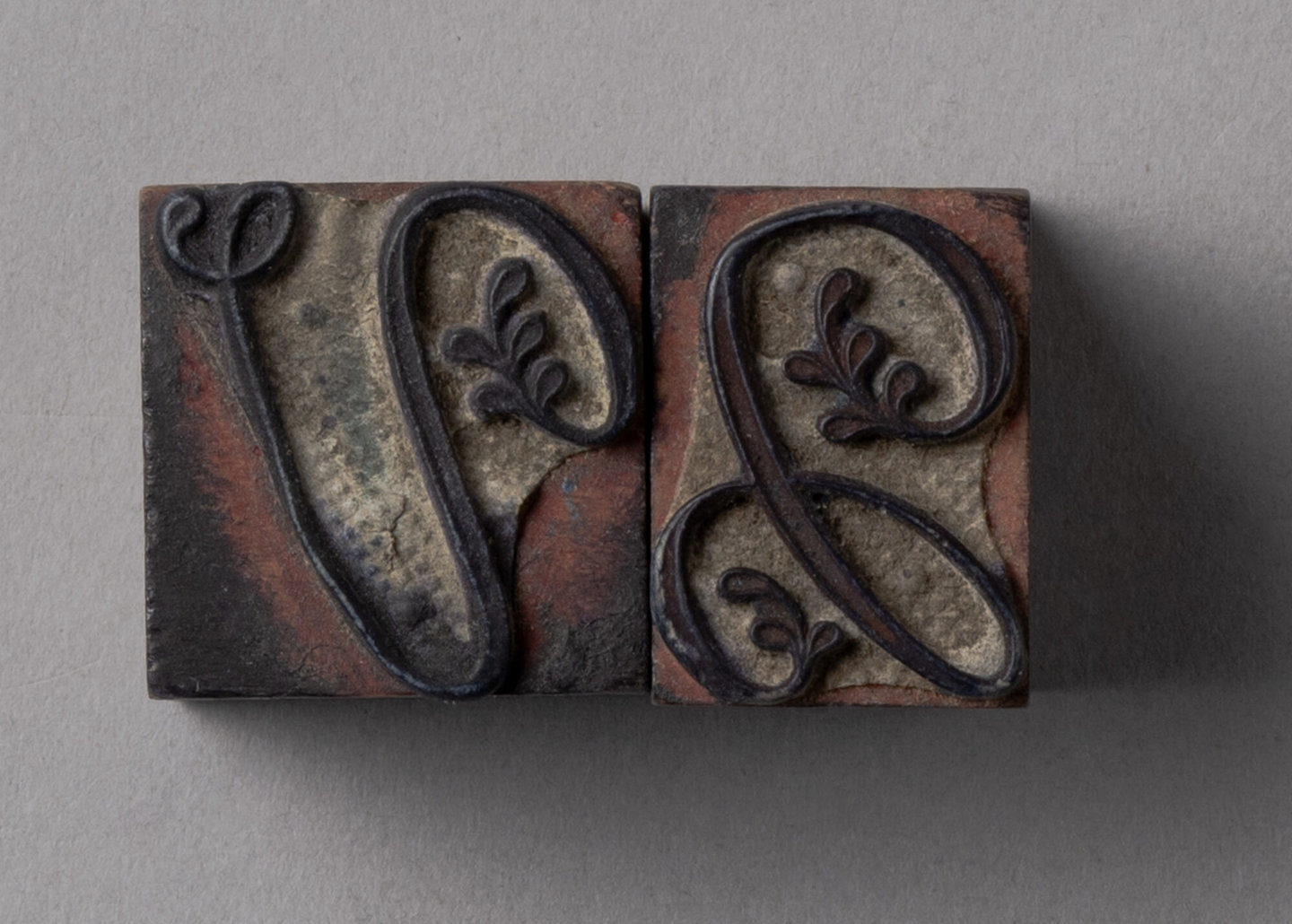 Houten drukletters van het type Script