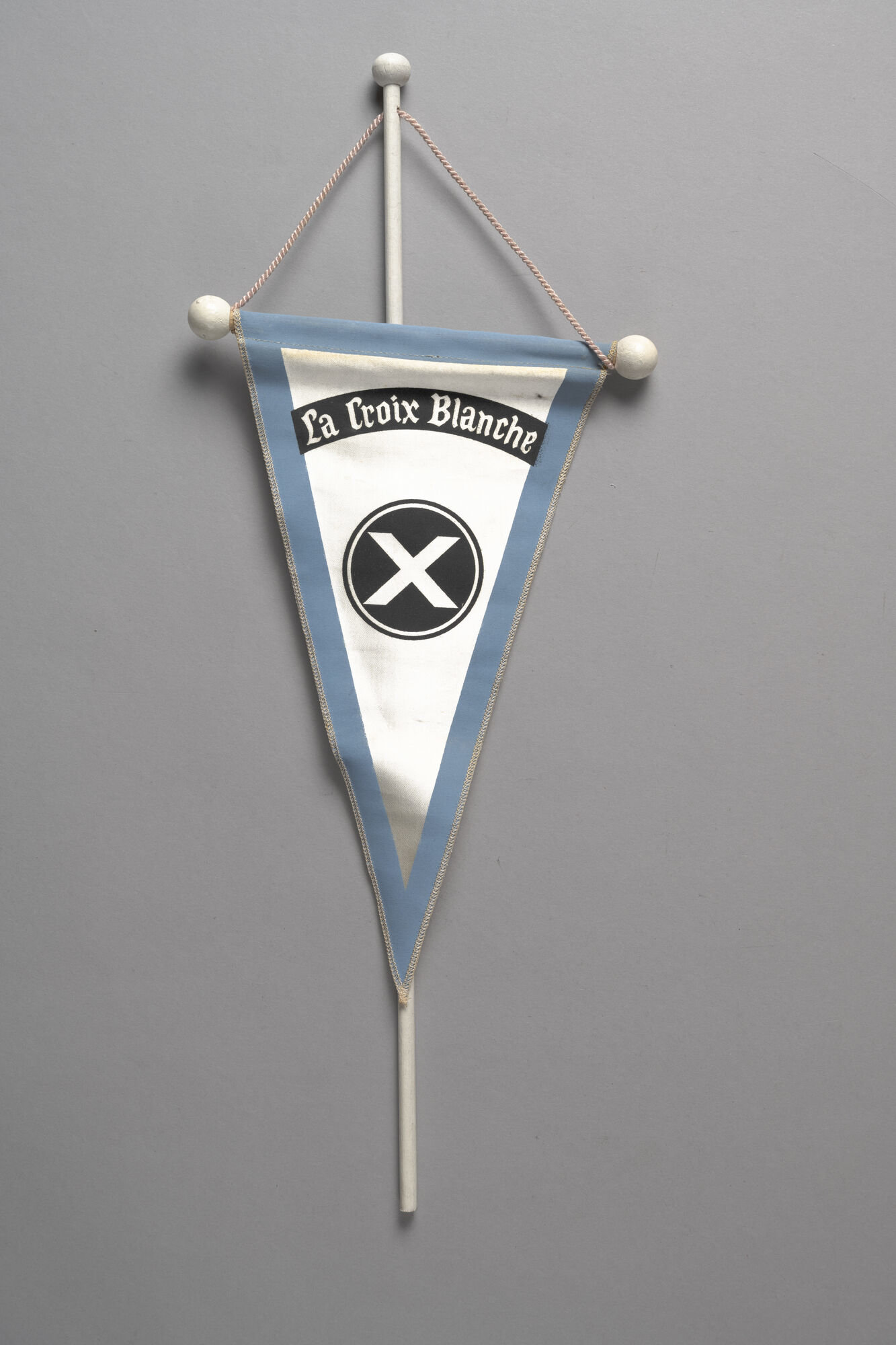 Wimpel met reclame voor pijnstiller van het merk Het Witte Kruis