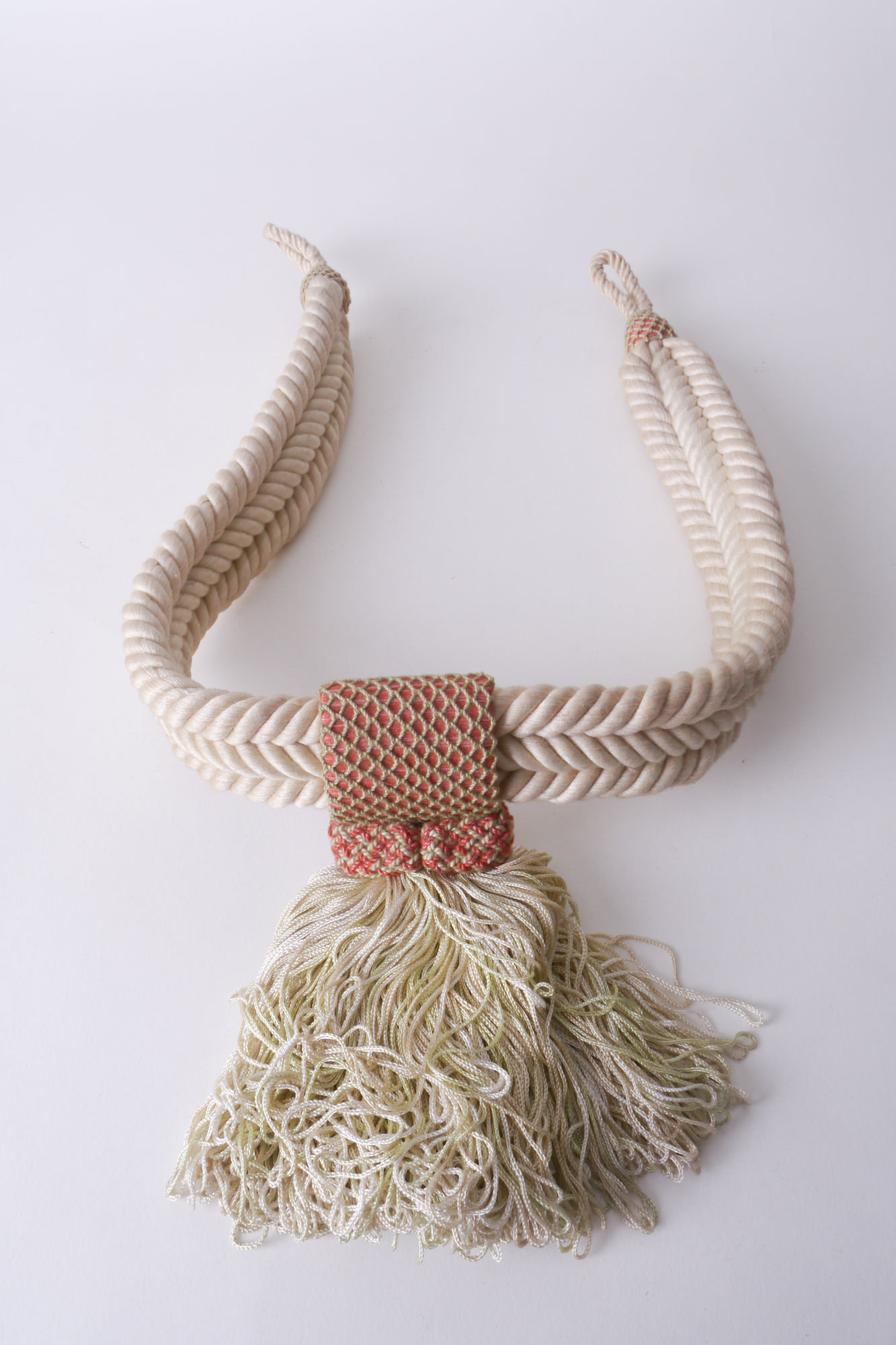 Vlakke embrasse met câblée en schuifring met rok om gordijn open te houden