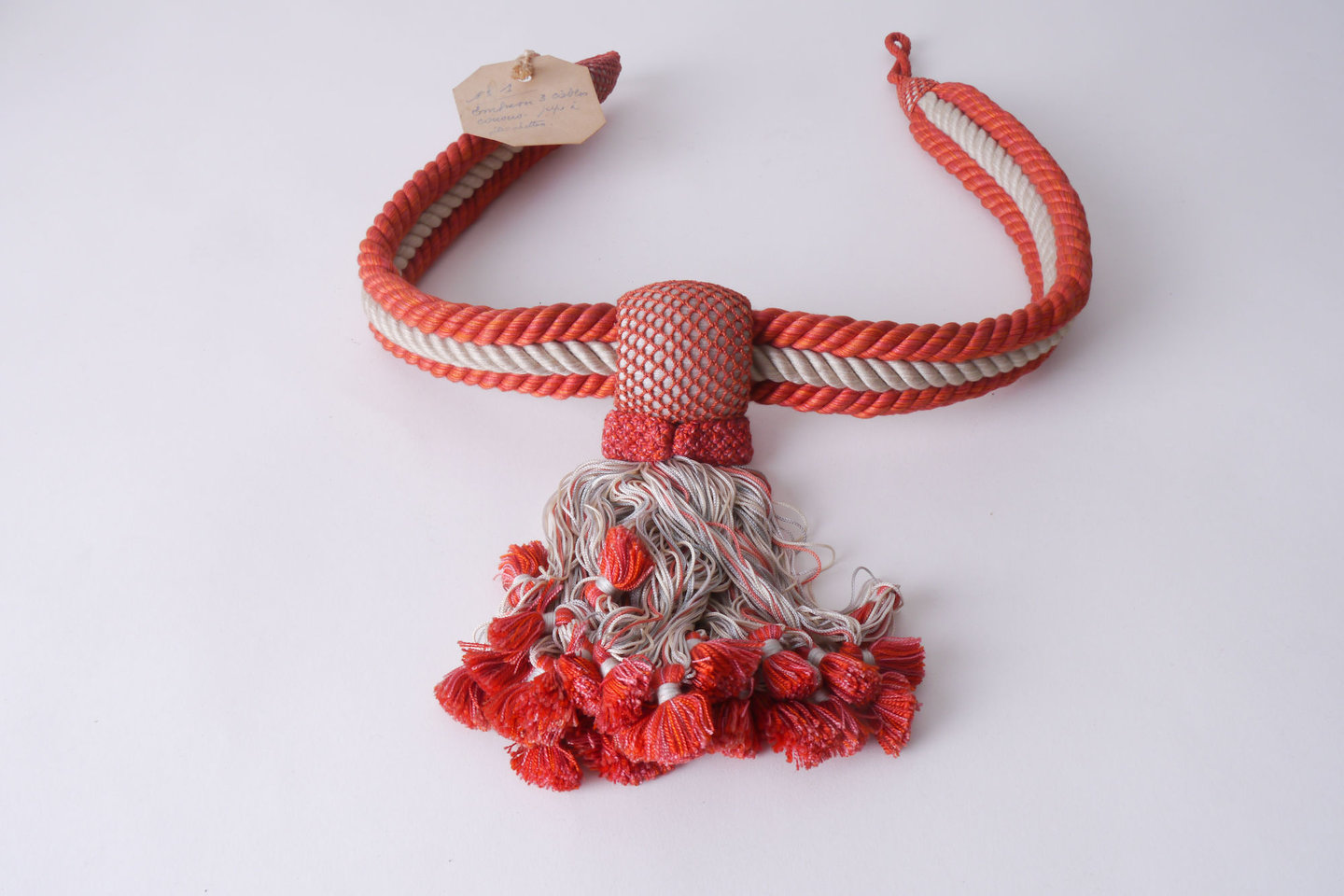 Vlakke embrasse met câblée en schuifring met rok om gordijn open te houden