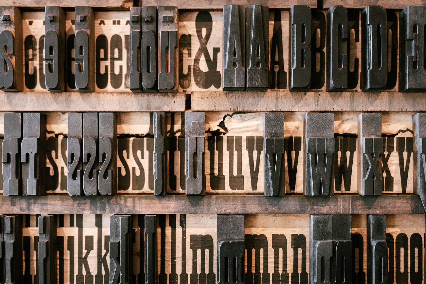 De houten lettercollectie in het Industriemuseum