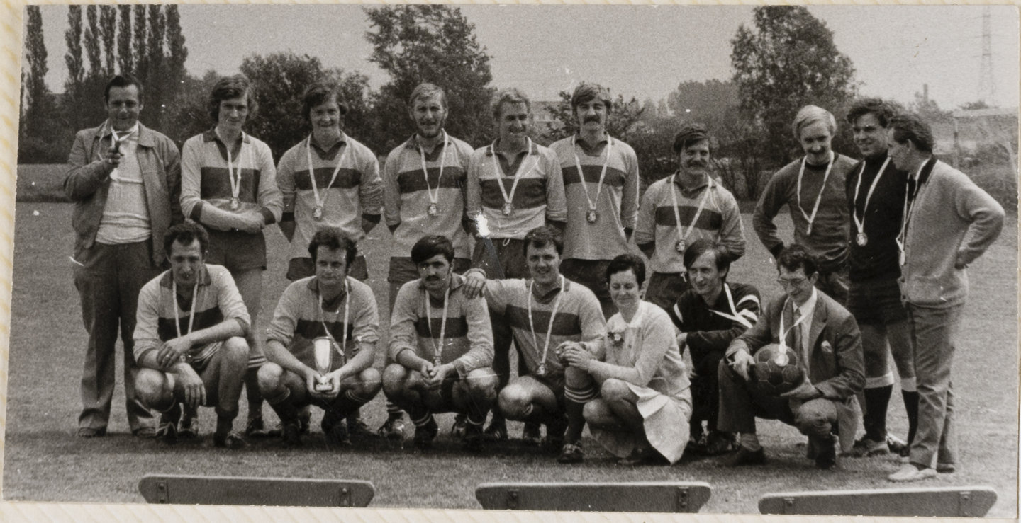 Bedrijfsvoetbalploeg van grootwarenhuis Maxi GB in Sint-Denijs-Westrem