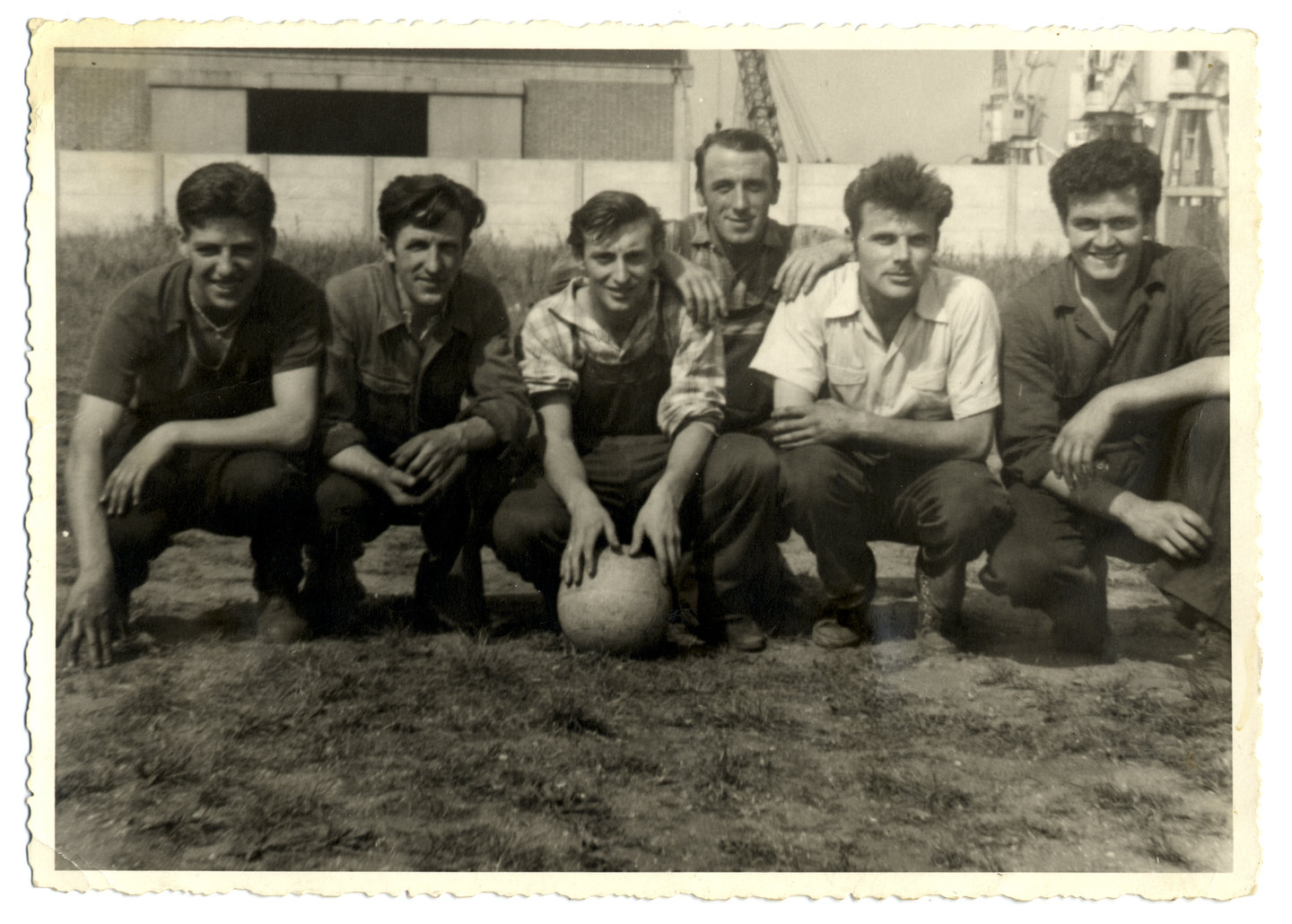 Spelers van bedrijfsvoetbalploeg van machinebouwer ACEC in Gent