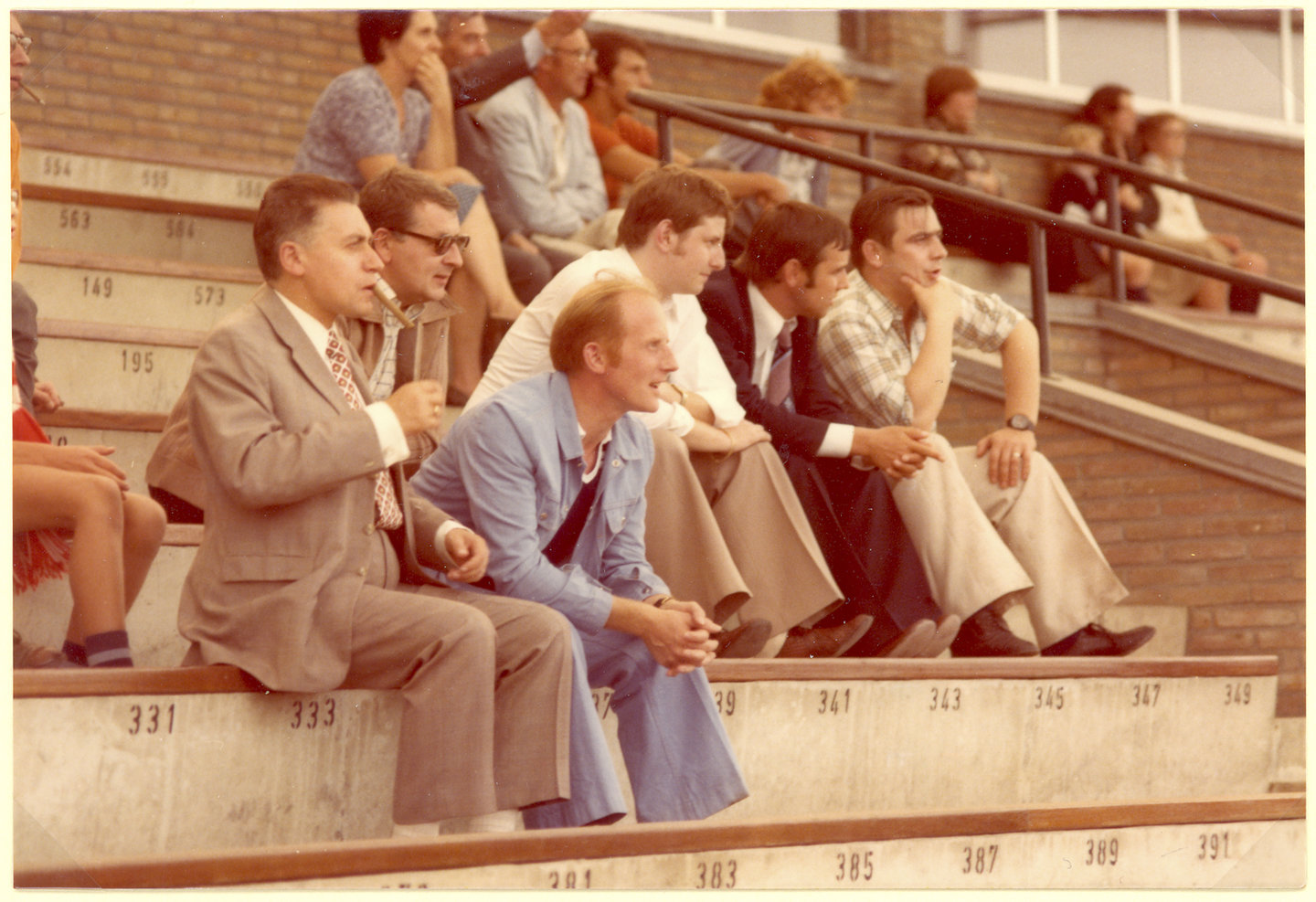 Supporters in tribune tijdens match van bedrijfsvoetbalploeg van bank BBL