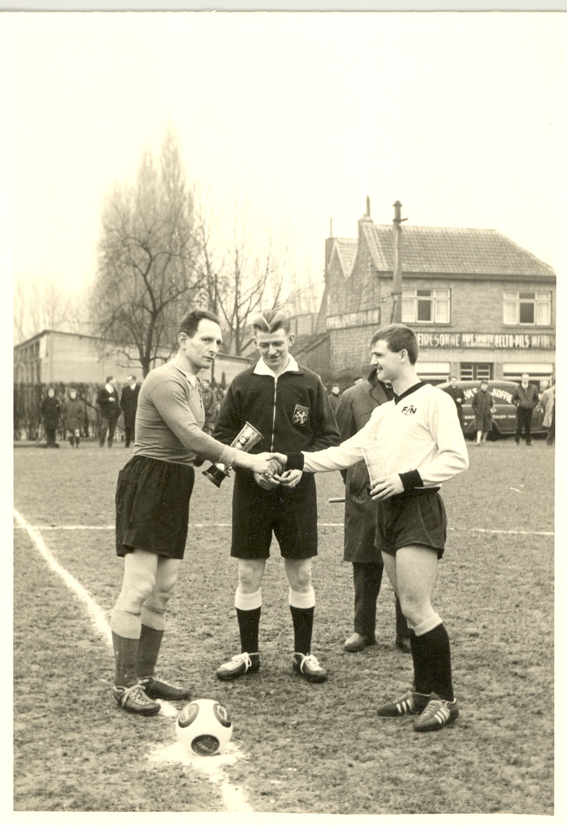 Match tussen bedrijfsvoetbalploegen van wapenfabriek FN