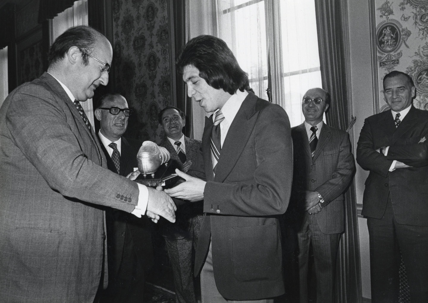 Uitreiking van Gouden Schoen bij bedrijfsvoetbalploeg van de Generale Bank