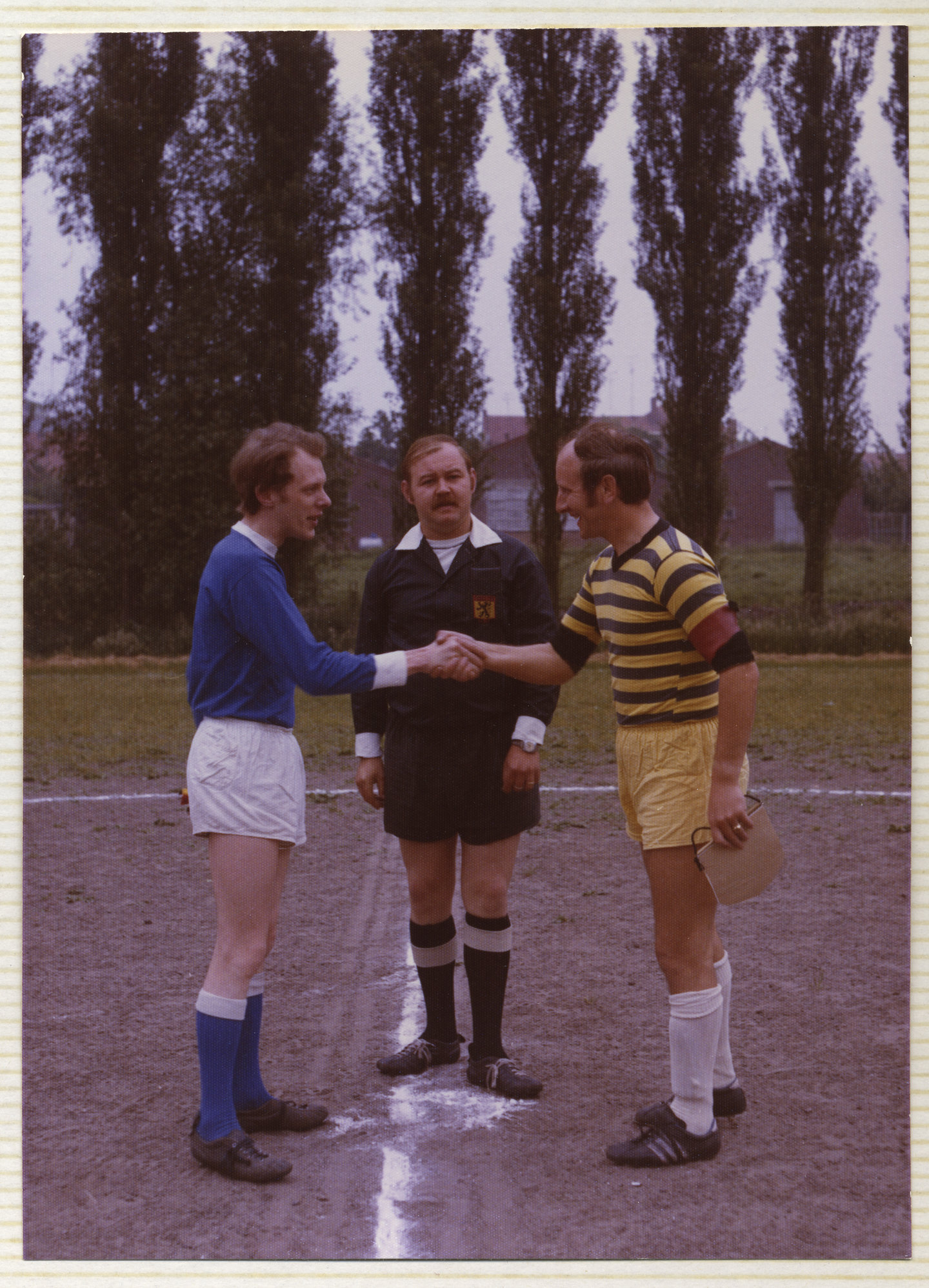 Match van bedrijfsvoetbalploeg van de Koninklijke Unie van de Middenstand