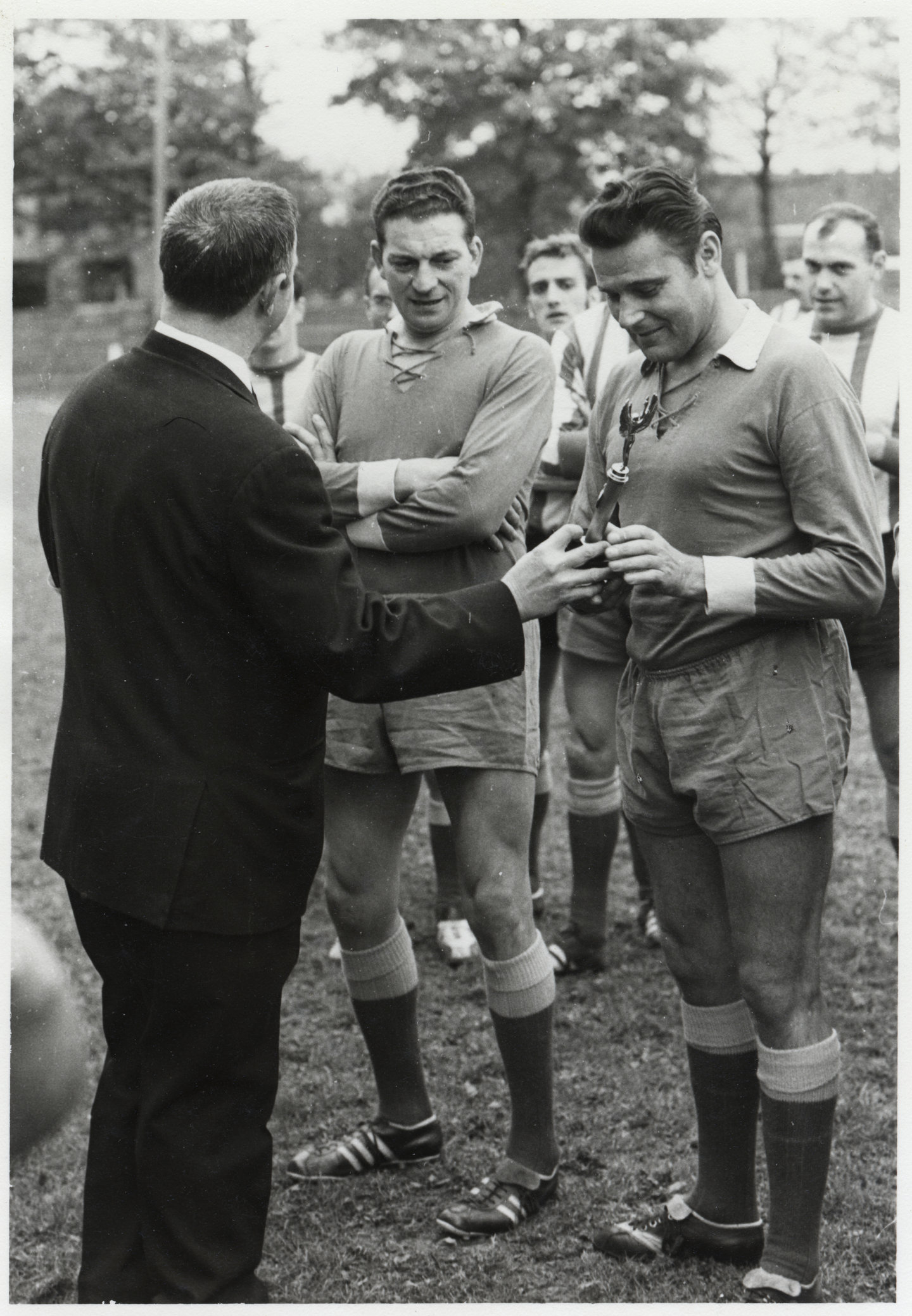 Huldiging van twee spelers van bedrijfsvoetbalploeg van Maatschappij voor het Intercommunaal Vervoer in Gent