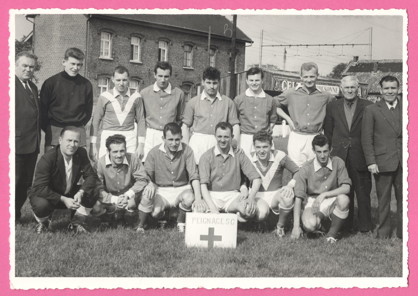 Bedrijfsvoetbalploeg van textielfabriek de Peignage in Eeklo