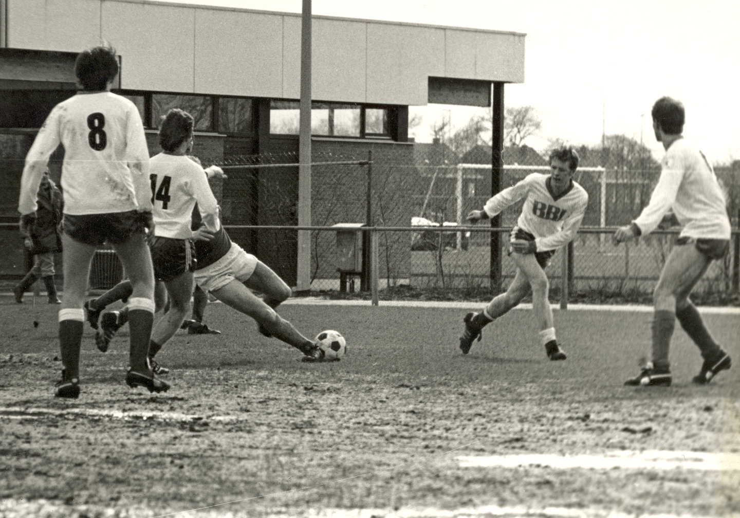 Match tussen bedrijfsvoetbalploegen VK Spoor Gent Zeehaven en bank BBL