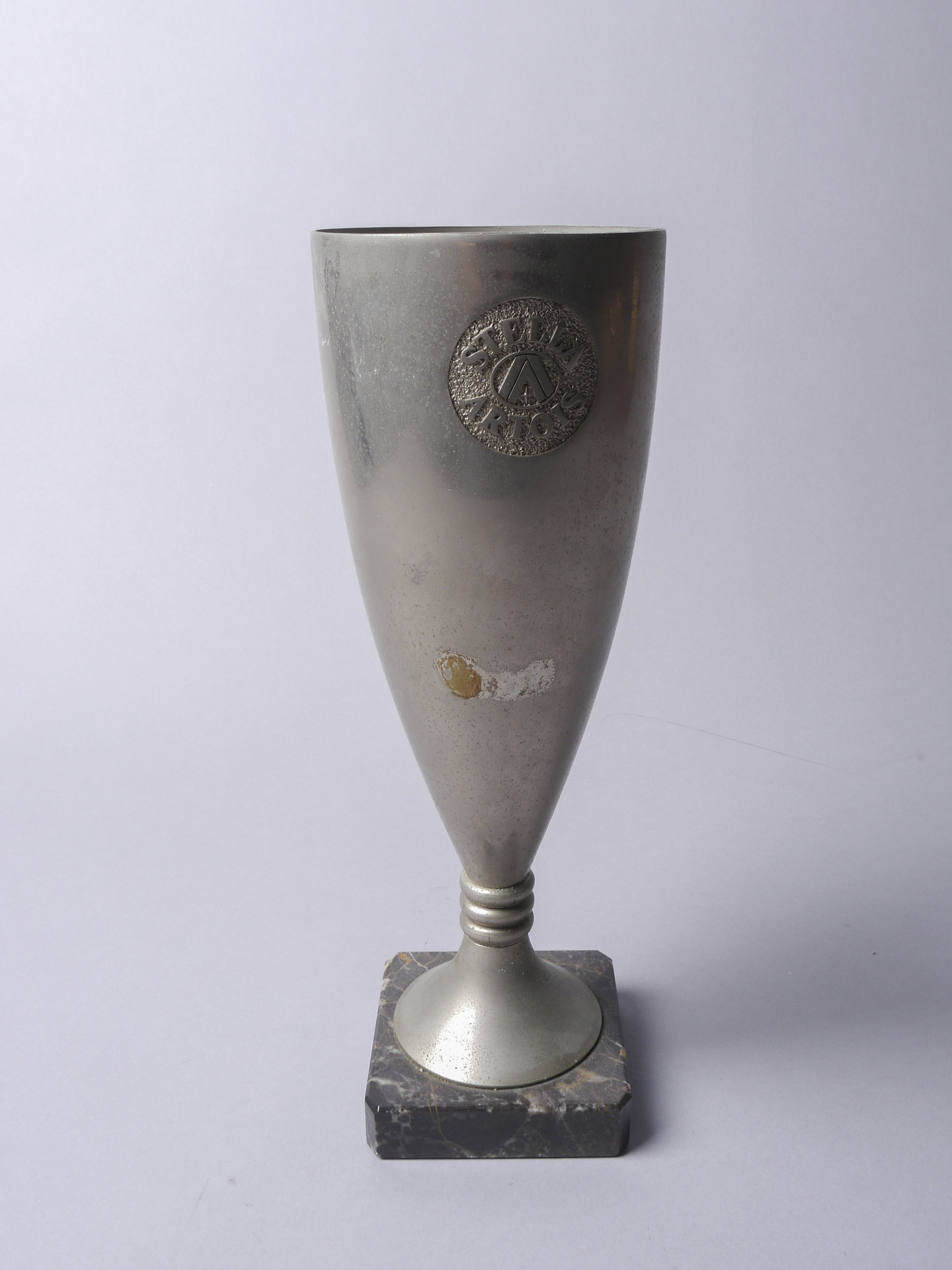 Voetbaltrofee uitgereikt tijdens tornooi tussen bedrijfsvoetbalploegen van machinebouwer ACEC