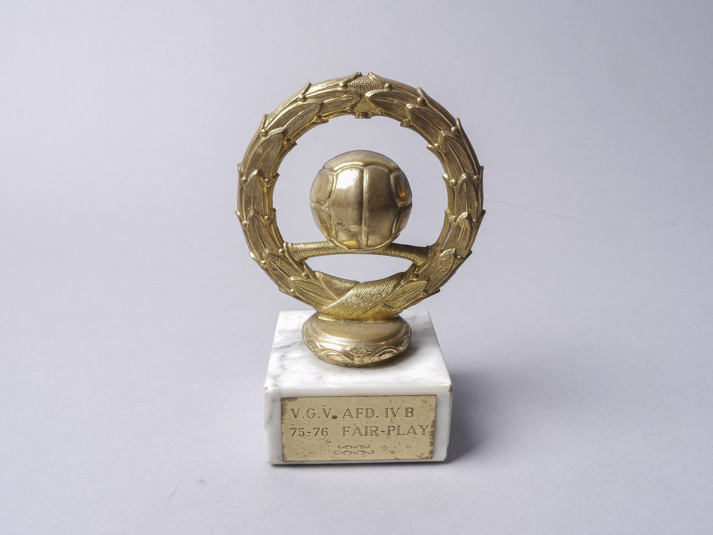 Voetbaltrofee uitgereikt door VGV voor fair-play in afdeling IV B