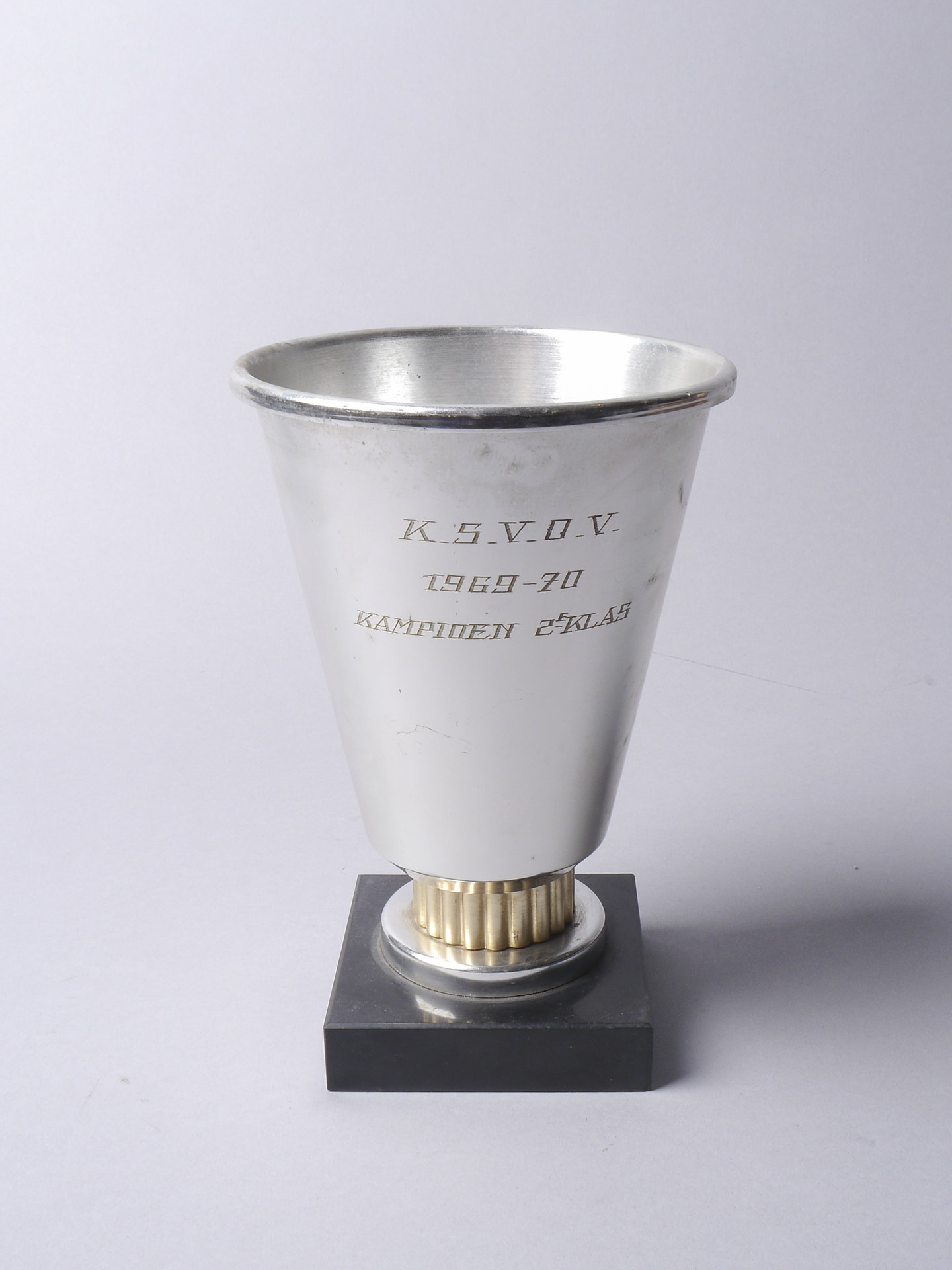 Voetbaltrofee uitgereikt door KSVOV aan kampioen tweede klasse