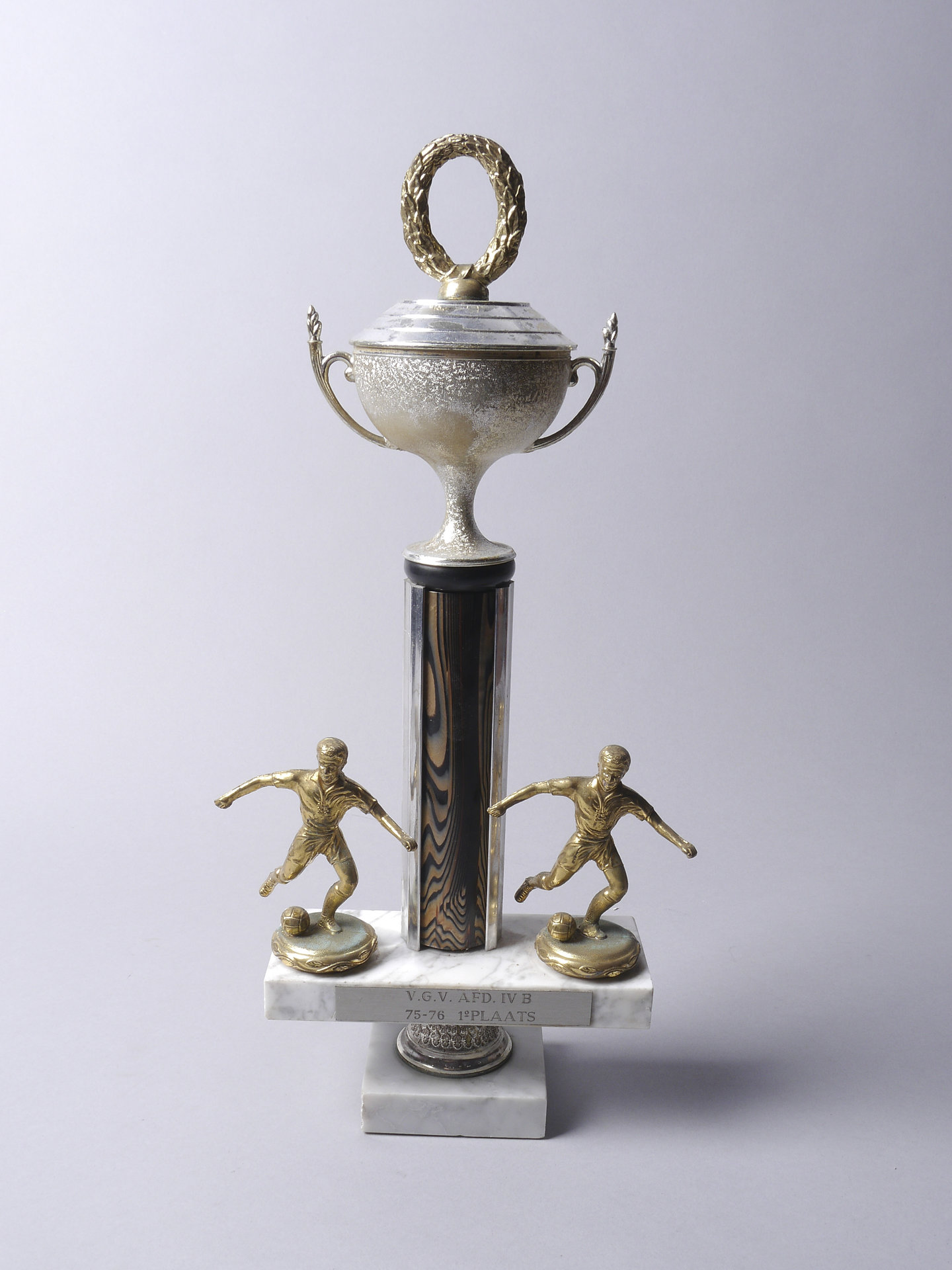Voetbaltrofee uitgereikt door VGV voor de eerste plaats in afdeling IV B