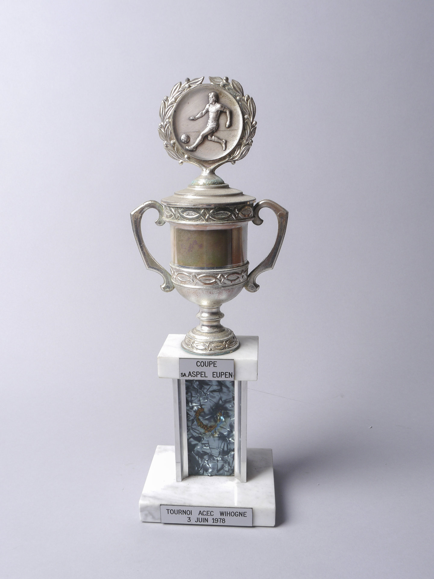 Voetbaltrofee uitgereikt tijdens tornooi tussen bedrijfsvoetbalploegen van machinebouwer ACEC