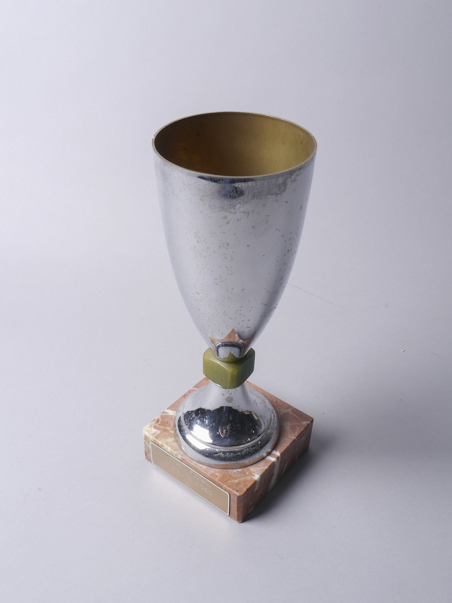 Voetbaltrofee uitgereikt tijdens tornooi tussen bedrijfsvoetbalploegen van machinebouwer ACEC