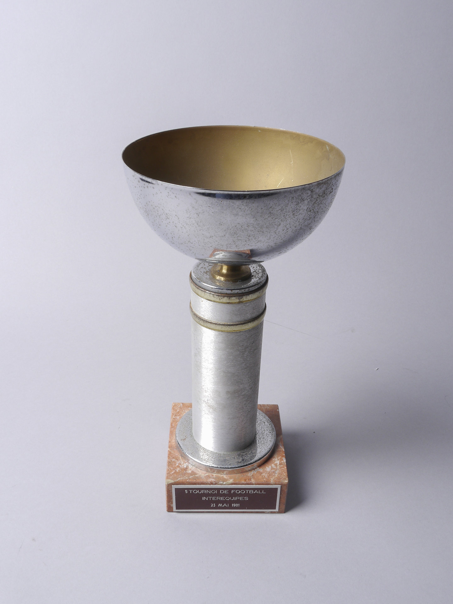 Voetbaltrofee uitgereikt tijdens tornooi tussen bedrijfsvoetbalploegen van machinebouwer ACEC